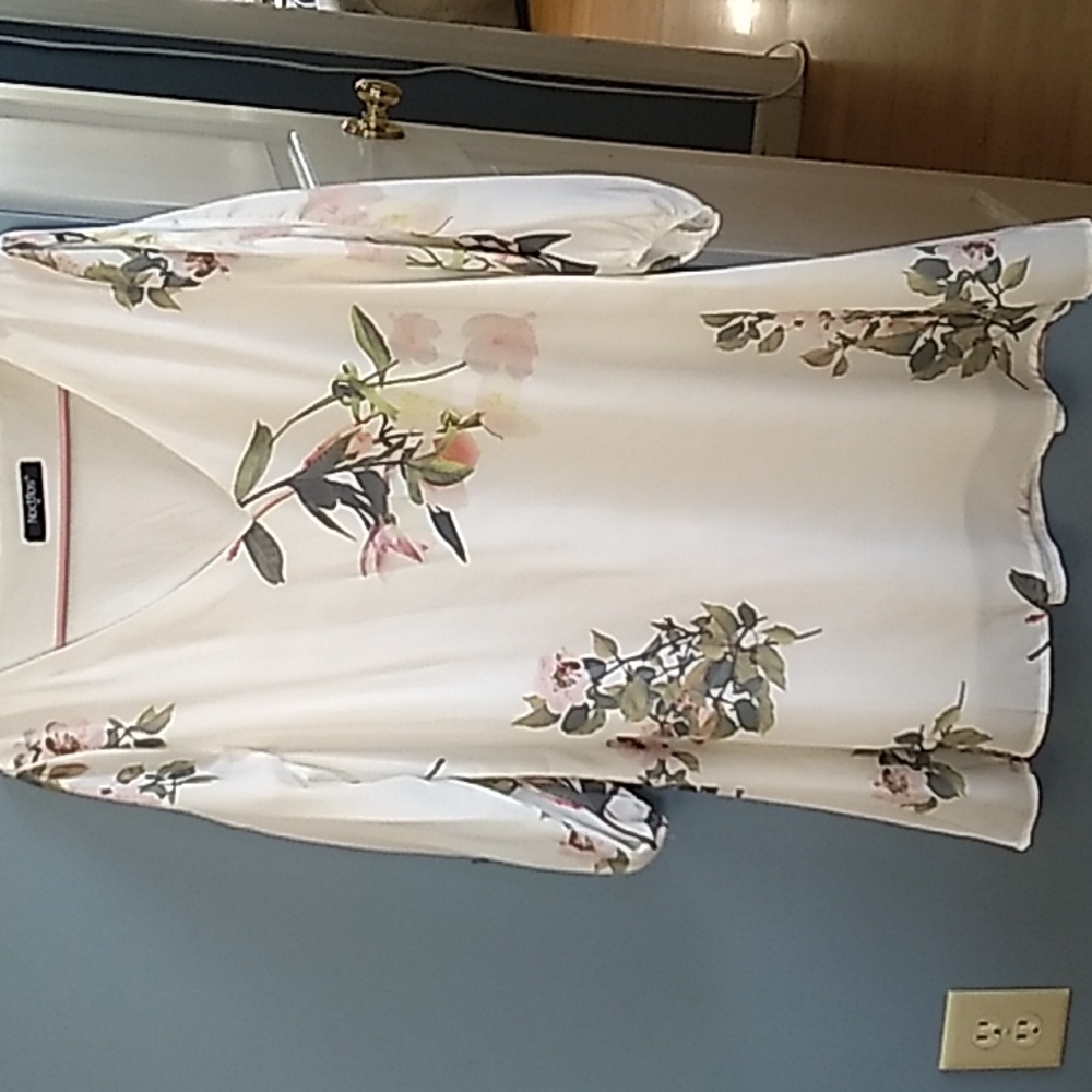 White floral dress , size medium. Perfect for spring or summer wedding or shower